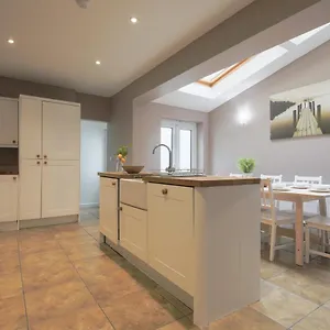 https://centrally-located-freshly-renovated-house-sleeps-10.cardiffhotelswales.com