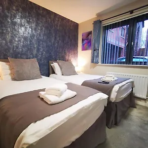 2 Bedroom Luxurious Modern Apartment